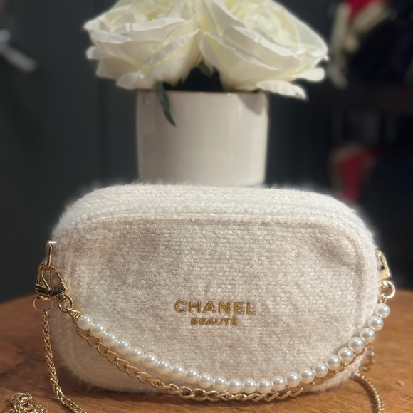 Chanel Cream Cosmetic Bag with Gold accents - Picture 1 of 5
